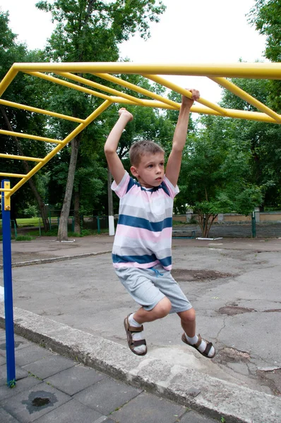 Хлопчик Займається Спортом Влітку Відкритому Повітрі Дитячому Майданчику Ходячи Горизонтальних — стокове фото