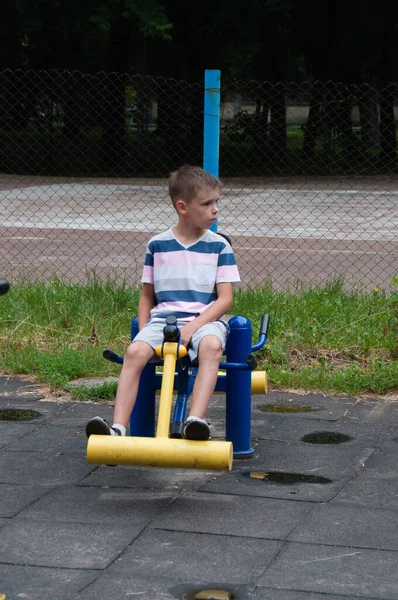 Boy Goes Sports Summer Playground Engaged Simulator — Stock Photo, Image