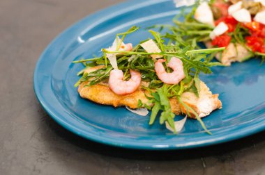 Karides, roka, domates, peynir ve sos, yakın plan yüksek İtalyan mutfağı.