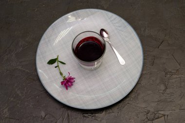 İtalyan şenlikli Panacota tatlısı, böğürtlenli, cam bardakta, kaşıklı, üst manzaralı.