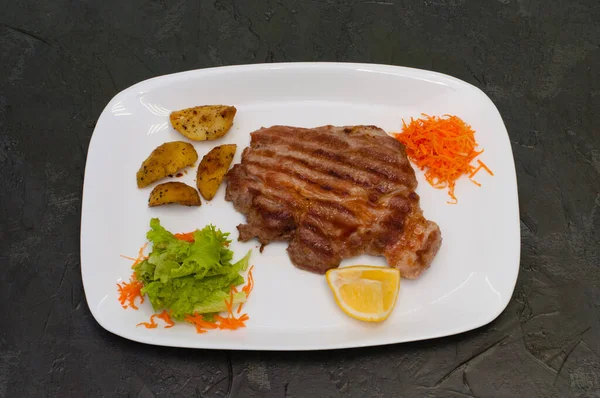 Grilovaný Masový Steak Citronovou Mrkví Salátem Bramborami Šťavnaté Velmi Chutné — Stock fotografie