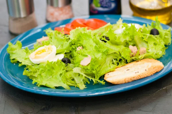 Salat Med Tunfisk Egg Tomat Oliven Krydder Krydder Saus Eller – stockfoto