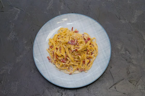 Muy sabroso queso de pasta y salchicha. Cocina tradicional italiana —  Fotos de Stock