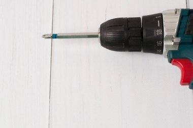 Metin eklemek için Mets 'le ahşap bir arka planda tornavida. İnşaat onarımı, konut koşullarının iyileştirilmesi