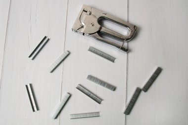 Yapı zımbası ve zımbaları, fotokopi alanı olan açık ahşap zemin üzerinde. İnşaat, onarım, konut koşullarının iyileştirilmesi