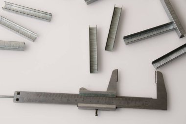 Aydınlatma arkaplanında kopyalama alanı olan yapı parantezleri ve cetvel. İnşaat, onarım, konut koşullarının iyileştirilmesi