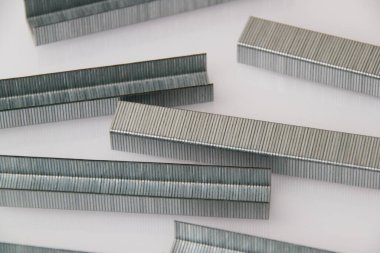 Tamir ve inşaat kavramı. Yukarıdan gri arkaplan görünümlü yapılandırma parantezleri.