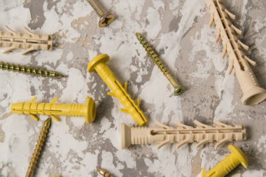 Metin ekleme yeri olan beyaz-gri macun arkaplanındaki sarı paneller.