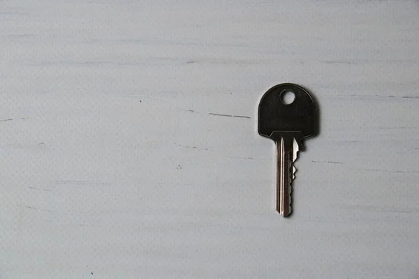 Klíč Bytu Nebo Domu Světlém Dřevěném Pozadí — Stock fotografie