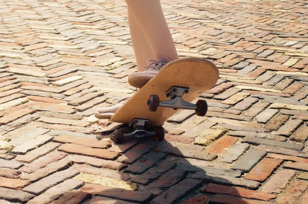 Předvádí Trik Skateboardu Ulici Slunečného Dne Ženské Tenisky Nohy Zblízka — Stock fotografie