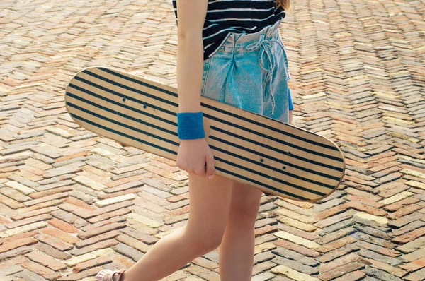 Meisje Met Skateboard Handen Straat Bij Zonnig Weer Vrouwelijke Hand — Stockfoto