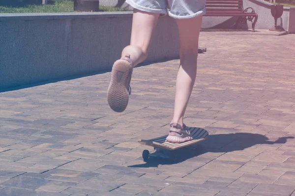 Teen Girl Rides Skateboard City Park Female Legs Sneakers Closeup — Stock Photo, Image