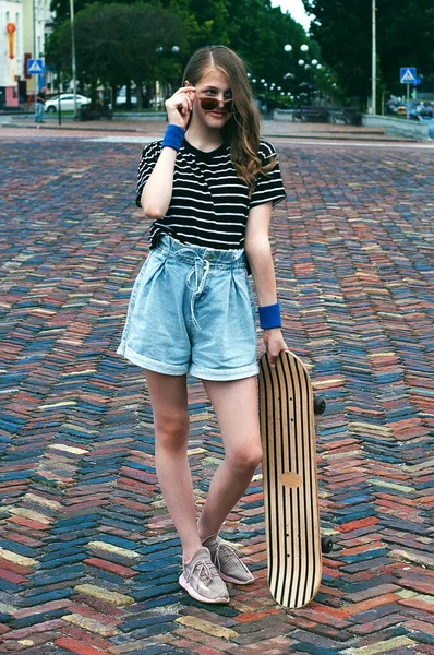 Bela Menina Adolescente Sorridente Com Skate Centro Cidade — Fotografia de Stock