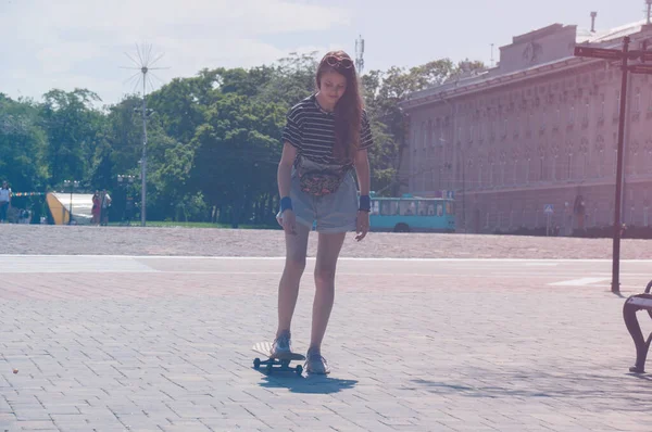 Дівчинка Підліток Їде Скейтборді Вниз Алеєю Парку Центрі Європейського Сонячного — стокове фото