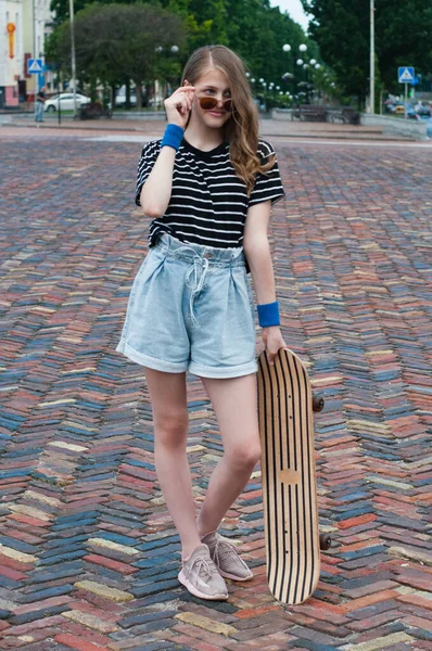 Menina Bonita Adolescente Com Skate Centro Uma Cidade Europeia — Fotografia de Stock