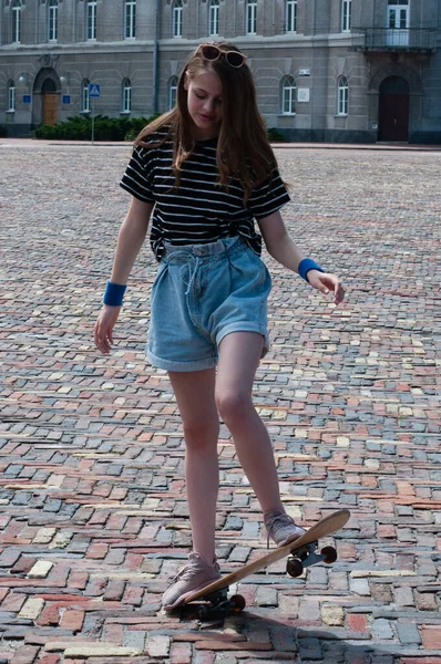 Adolescente Menina Executa Skate Truque Centro Cidade — Fotografia de Stock