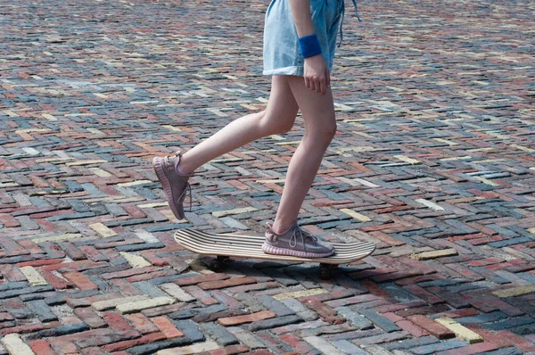 Όμορφα Πόδια Της Νεαρής Κοπέλας Ένα Skateboard Closeup — Φωτογραφία Αρχείου