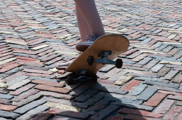 Όμορφα Πόδια Της Νεαρής Κοπέλας Ένα Skateboard Closeup — Φωτογραφία Αρχείου