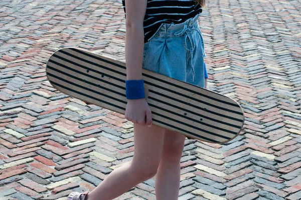 Skate Zbliżenie Ręce Pięknej Smukłej Nastolatki — Zdjęcie stockowe