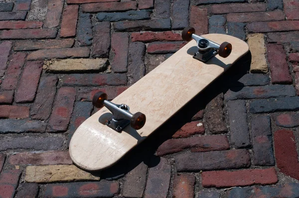 Het Skateboard Getextureerde Straatstenen Ligt Met Wielen Omhoog Het Concept — Stockfoto