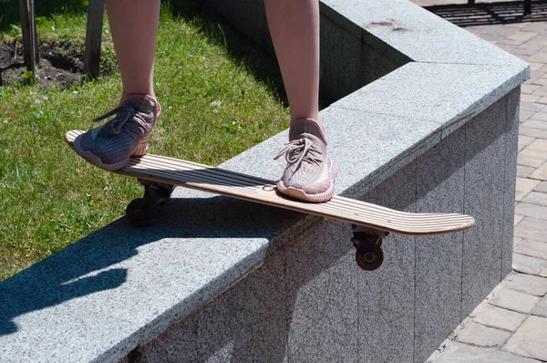 Jambes Féminines Fines Belles Sur Planche Roulettes Espace Copie Rapproché — Photo