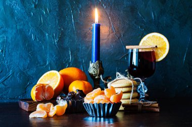 Noel zamanı, kış, cam, tarçın, portakal ve mandalina, kurabiye ve çikolata, şamdandaki mum.