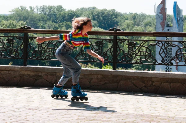 Alegre Hermosa Adolescente Patinando Parque Awarm Mañana Verano — Foto de Stock