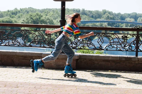 Alegre Hermosa Adolescente Patinando Parque Awarm Mañana Verano —  Fotos de Stock