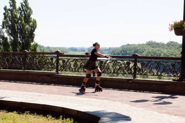 Sehr Schöne Athletische Frau Rock Und Shirt Fährt Einem Sonnigen — Stockfoto