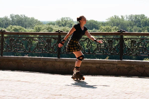 Mujer Muy Hermosa Atlética Falda Una Camiseta Está Montando Patines —  Fotos de Stock