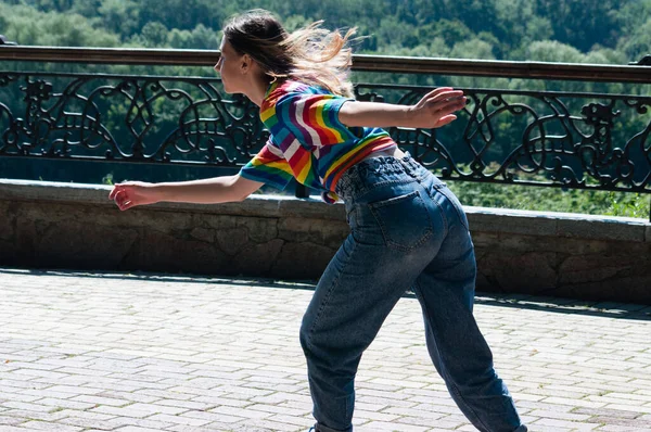 매력적 소녀는 여름날에 로울러 스케이트 도시를 누비고 다닌다 — 스톡 사진