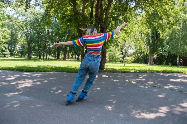 Belle Adolescente Amuse Faire Roller Dans Parc Effectue Des Tours — Photo