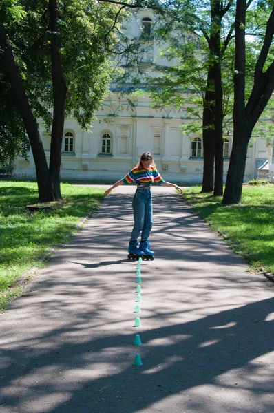 Красива Дівчина Весело Катається Роликах Парку Влітку Випоньяє Трюки Гастролює — стокове фото