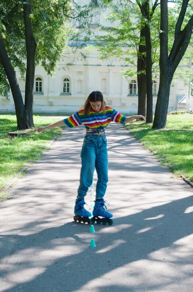 아름다운 아가씨가 여름에 공원에서 롤러스케이트를 비포니에의 트릭과 가지고 — 스톡 사진
