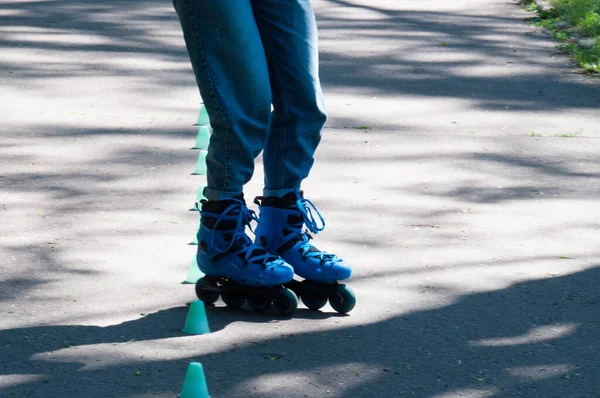 Dişi bacakları üzerinde patenler yaklaşıyor. Kız çiplerin etrafında ustalıkla araba kullanıyor..