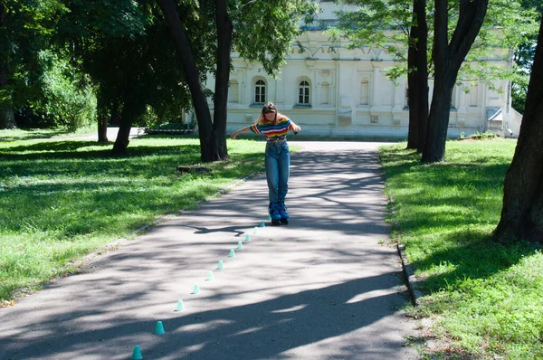 Красива Дівчина Весело Катається Роликах Парку Влітку Випоньяє Трюки Гастролює — стокове фото