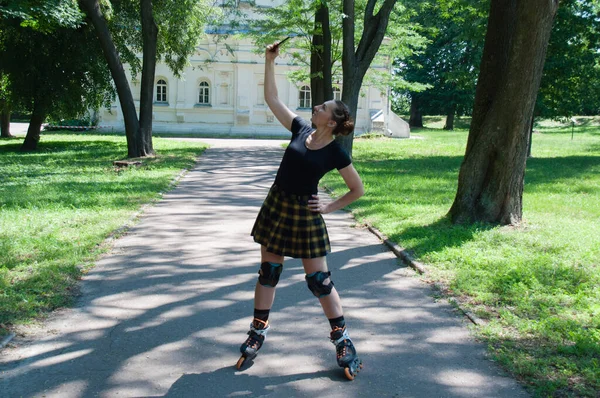 Sehr Schöne Sexy Frau Auf Rollschuhen Mit Smartphone Stadtpark Macht — Stockfoto