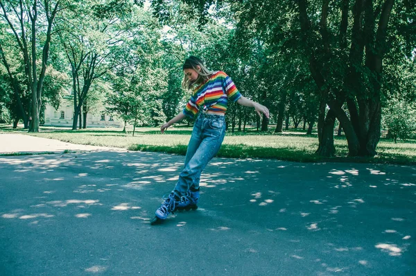 Hermosa Adolescente Chica Realiza Trucos Patines Parque Día Verano —  Fotos de Stock