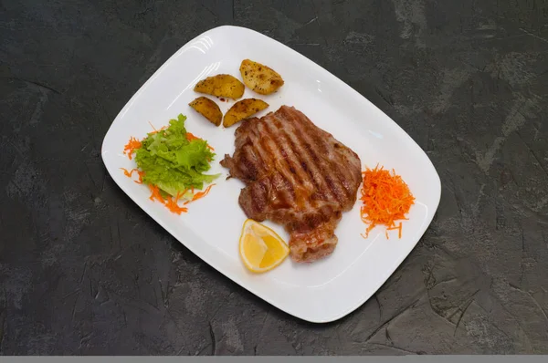 Bife Grelhado Carne Vaca Vitela Com Limão Alface Cenoura Batatas — Fotografia de Stock