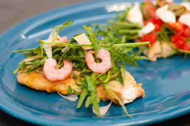 Karides, roka, domates, peynir ve sos, yakın plan yüksek İtalyan mutfağı.