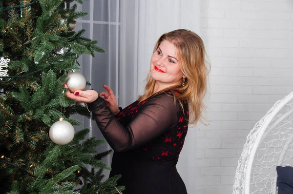 Menina Agradável Com Cabelo Loiro Loira Decora Árvore Natal Preparando — Fotografia de Stock