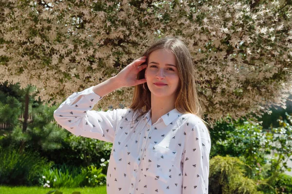 Retrato Soleado Una Chica Increíblemente Hermosa Día Verano Cerca Del — Foto de Stock