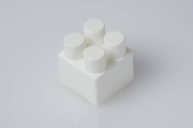 İnşaat küpleri, beyaz arkaplanı kapatın. Çocuk oyuncağı izole et..