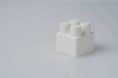 İnşaat küpleri, beyaz arkaplanı kapatın. Çocuk oyuncakları yan görünümü soldan kopyala.