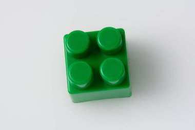 Beyaz arka planda yeşil blok inşaatçısı. İnşaat fikri kavramı