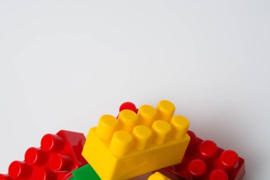 Birçok rengarenk çocuk yapıcı blok küpleri beyaz arka plan görünümünde fotokopi alanı ile birlikte. Konsept bina planları ve hedefleri.