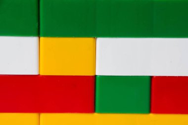 Plastik yapı taşlarından bir duvar. Çocuk tasarımcısının rengarenk geçmişinden.