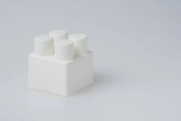Konstrukteurswürfel Block Auf Weißem Hintergrund Kinderspielzeug Isoliert Nahaufnahme Seitenansicht Kopierraum — Stockfoto
