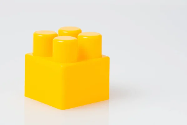 Gele Kubus Blok Constructeur Een Witte Achtergrond Met Kopieerruimte Concept — Stockfoto