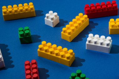 Çocuk sitesi için arka plan, menü için. Mavi arka planda çocukların inşaatçısının detayları..